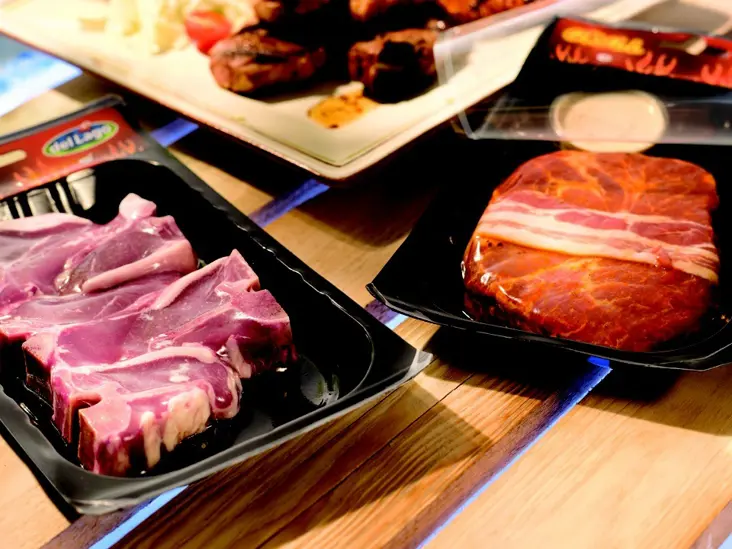 Skinpack fra Nemco er den perfekte løsning til at fremhæve produktet i køledisken. Vi har et bredt udvalg af kød emballage til f.eks. kød, fisk, kylling, grøntsager og færdigretter, hvoraf flere af vores skin pack produkter er genanvendelige eller plastreduceret.