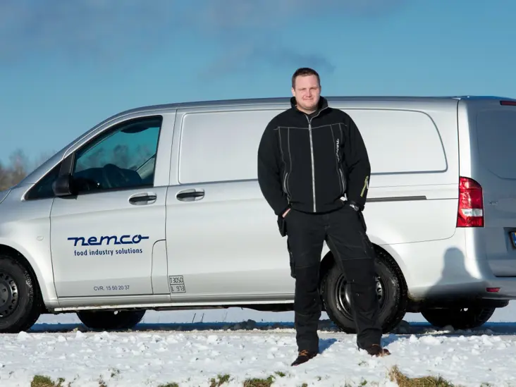 Servicemedarbejder fra Nemco | Service, reservedele og velligeholdelse af fødevaremaskiner